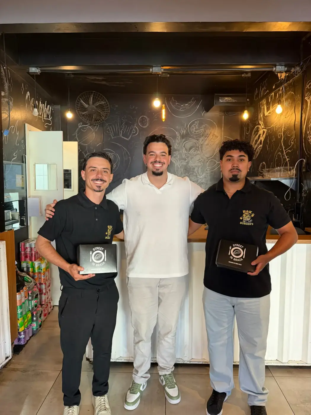Equipe de restaurante licenciado da Street In Braza com as caixas da marca