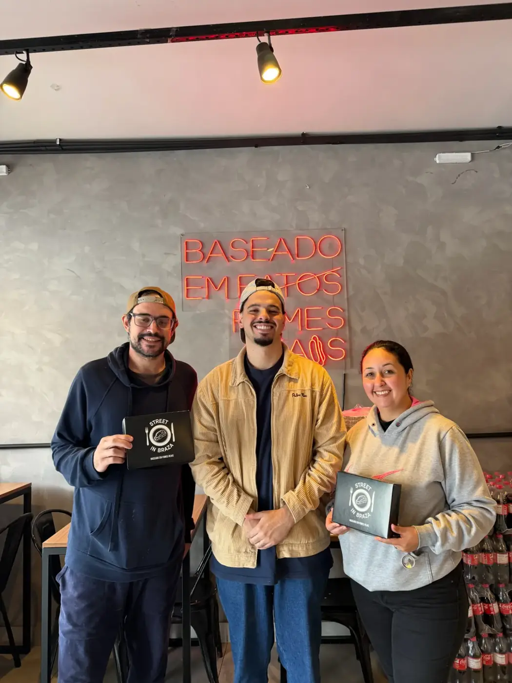 Equipe licenciada da Street In Braza com as embalagens da marca