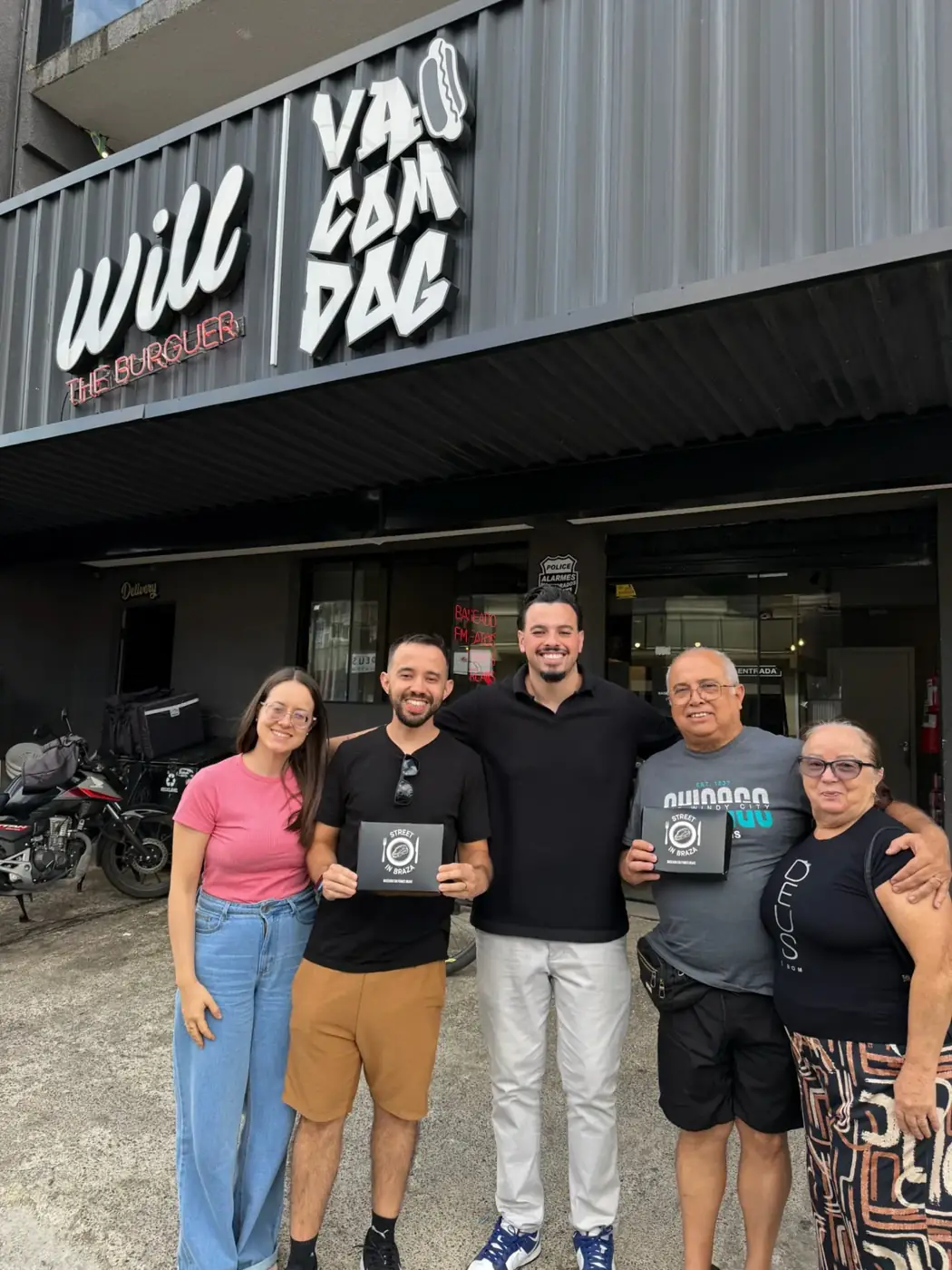 Família de licenciados da Street In Braza em frente ao restaurante