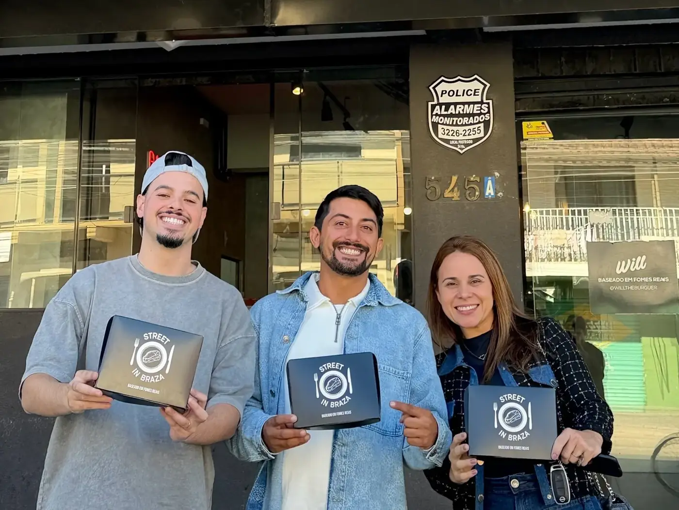 Licenciados da Street In Braza com as embalagens da marca