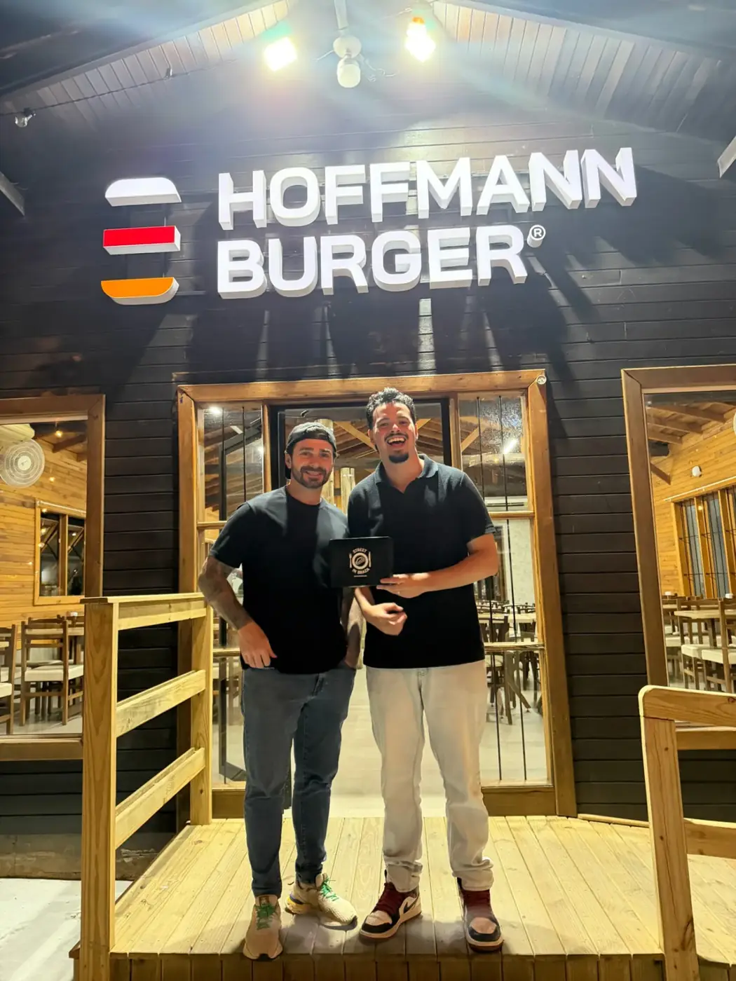 Licenciado da Street In Braza em frente à Hoffmann Burger